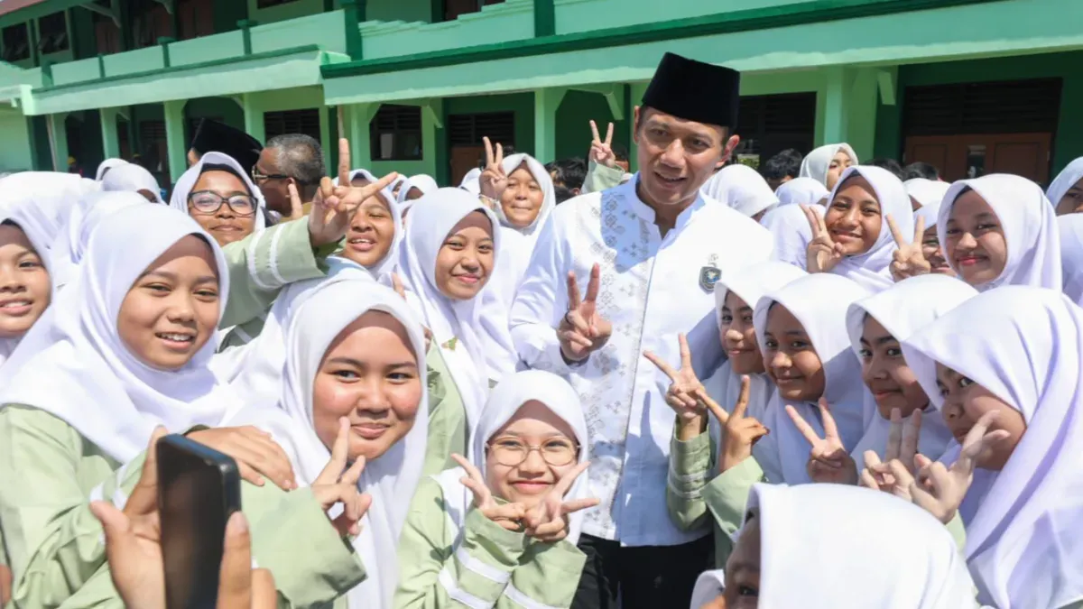 Potret Menteri Koordinator Bidang Infrastruktur dan Pembangunan Kewilayahan Agus Harimurti Yudhoyono (AHY) bersama siswi MTsN 1 Kota Bogor. (Sumber: Istimewa)