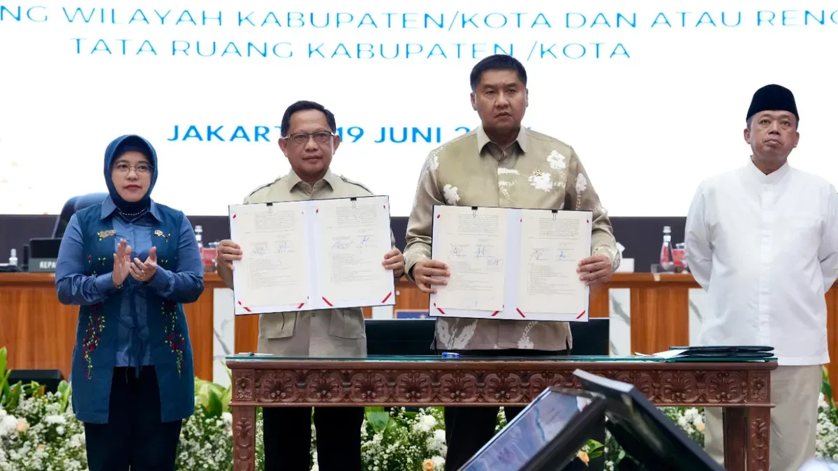 Menteri Dalam Negeri (Mendagri) Tito Karnavian (tengah) bersama Menteri Perumahan dan Kawasan Permukiman (PKP) Maruarar Sirait (tengah). (Sumber: Istimewa)