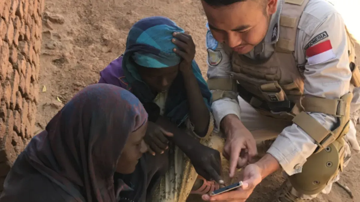 Ipda Mohamad Irfan Fauzi saat mengajar anak-anak membaca Al-Qur'an di sela-sela misi perdamaian PBB di Sudan. (Sumber: Istimewa)
