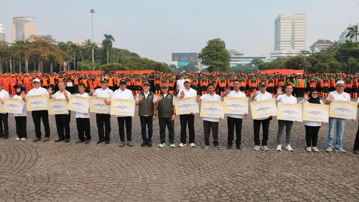 Perwakilan RW menerima penghargaan atas keberhasilannya menerapkan pemilahan dan pengelolaan sampah di kawasan Monas, Tanah Abang, Jakarta Pusat. (Sumber: Dok. Pemprov Jakarta)