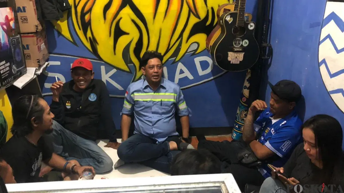 Anggota Viking Persib Club Distrik Sukajadi saat melakukan koordinasi internal. (Sumber: Poskota/Gatot Poedji Utomo)