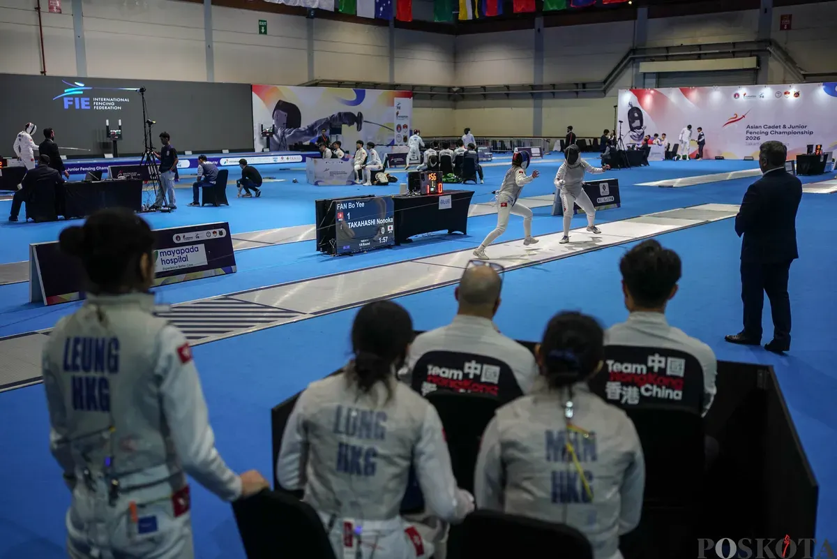 Sejumlah atlet anggar saling beradu serangan dalam pertandingan kategori Cadet Women’s Saber pada ajang Asian Cadet and Junior Fencing Championship 2026 di Jakarta International Convention Center (JICC), Senayan, Jakarta, Senin, 23 Februari 2026 (Sumber: Poskota/Bilal Nugraha Ginanjar)
