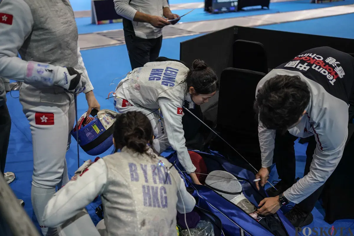 Sejumlah atlet anggar saling beradu serangan dalam pertandingan kategori Cadet Women’s Saber pada ajang Asian Cadet and Junior Fencing Championship 2026 di Jakarta International Convention Center (JICC), Senayan, Jakarta, Senin, 23 Februari 2026 (Sumber: Poskota/Bilal Nugraha Ginanjar)