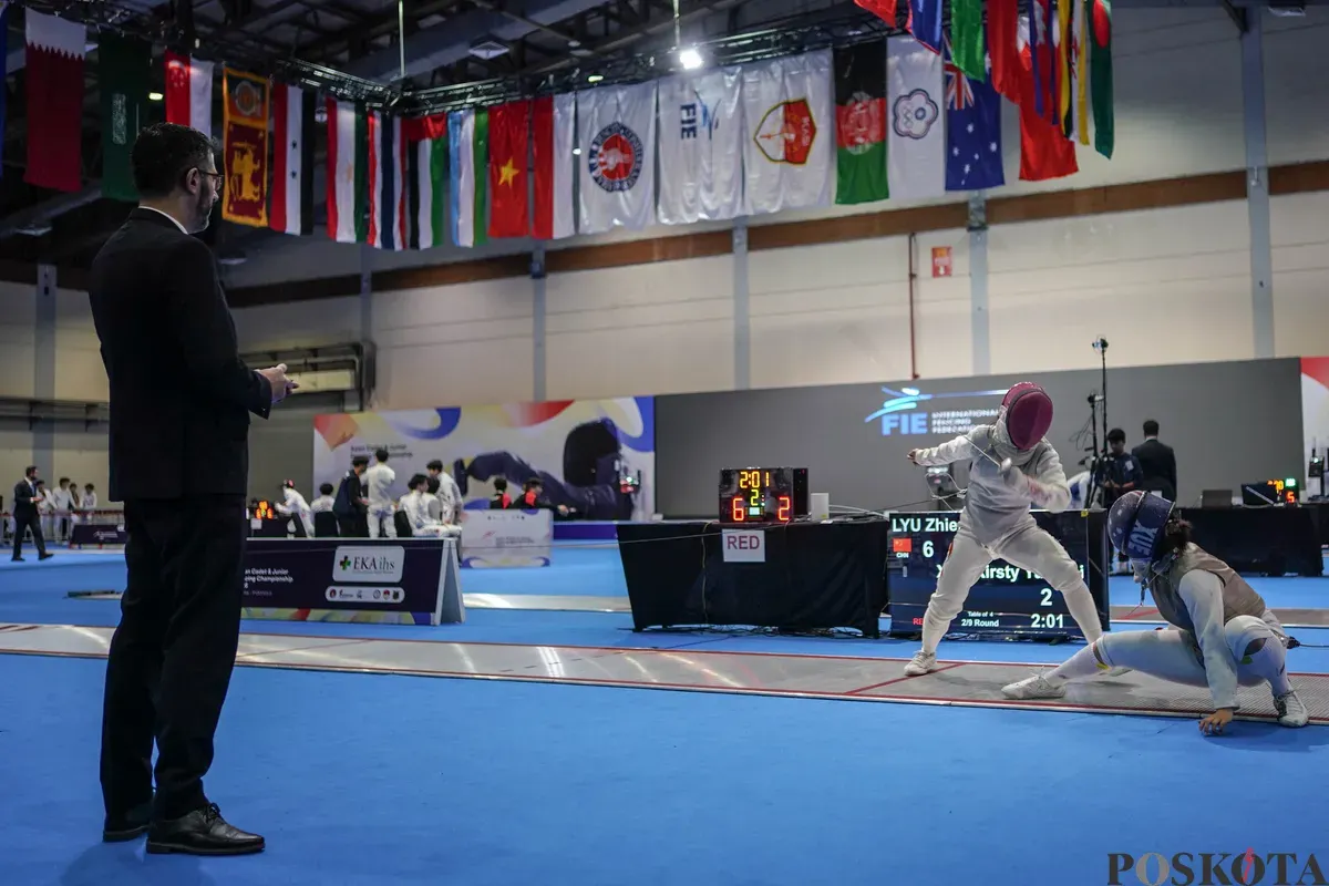 Sejumlah atlet anggar saling beradu serangan dalam pertandingan kategori Cadet Women’s Saber pada ajang Asian Cadet and Junior Fencing Championship 2026 di Jakarta International Convention Center (JICC), Senayan, Jakarta, Senin, 23 Februari 2026 (Sumber: Poskota/Bilal Nugraha Ginanjar)