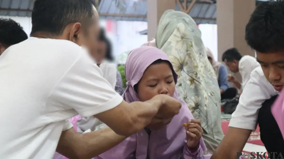Momen warga binaan Rutan Kelas I Tangerang berbuka puasa bareng keluarga. (Sumber: Poskota/Veronica Prasetio)