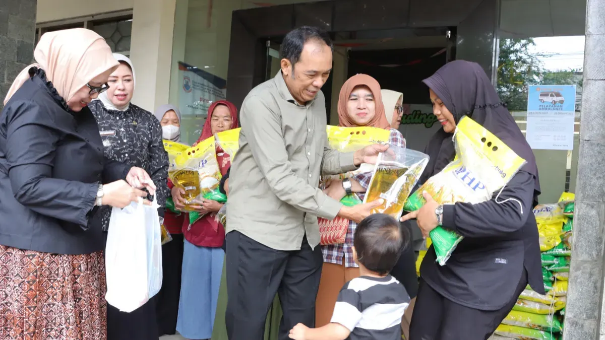 Walikota Cimahi, Ngatiyana turun langsung ke masyarakat bagikan sembako. (Sumber: Diskominfo Kota Cimahi)