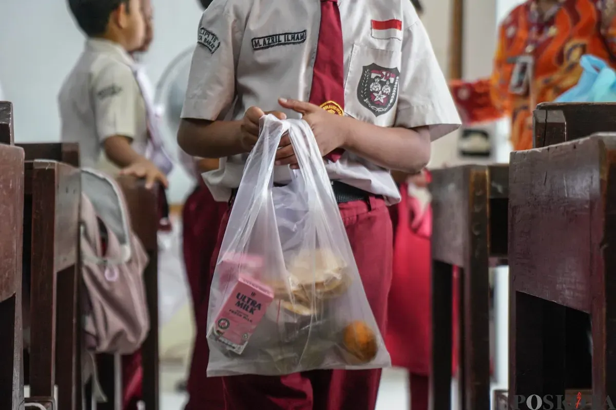 Siswa menunjukkan paket program makan bergizi gratis di SDN Slipi 15, kawasan Palmerah, Jakarta, Kamis, 26 Februari 2026. (Sumber: Poskota/Bilal Nugraha Ginanjar)