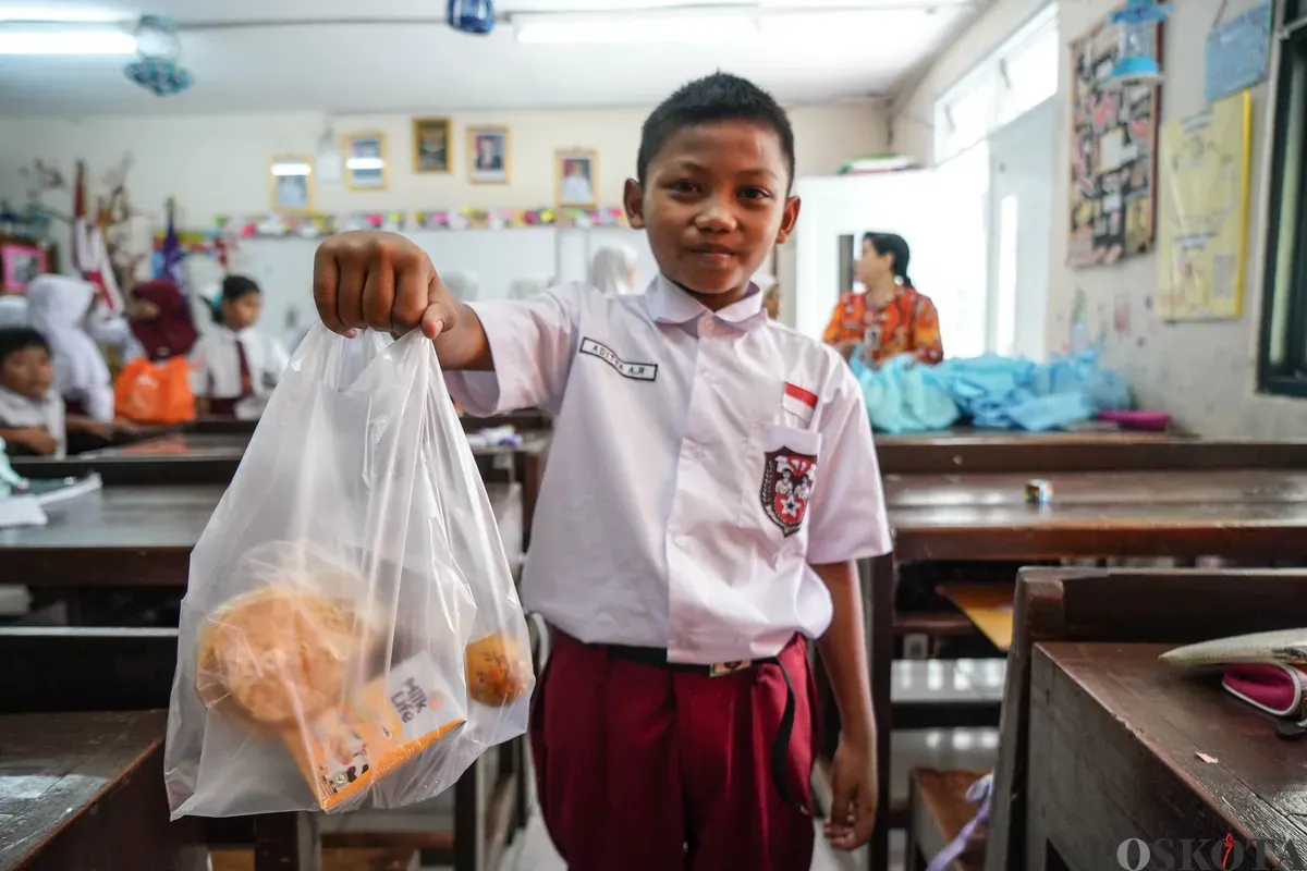 Siswa menunjukkan paket program makan bergizi gratis di SDN Slipi 15, kawasan Palmerah, Jakarta, Kamis, 26 Februari 2026. (Sumber: Poskota/Bilal Nugraha Ginanjar)