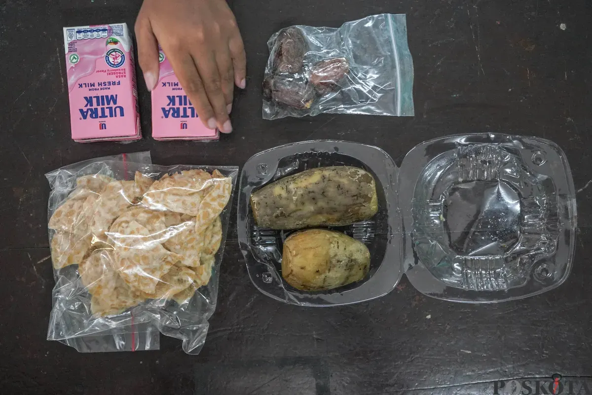 Siswa menunjukkan paket program makan bergizi gratis di SDN Slipi 15, kawasan Palmerah, Jakarta, Kamis, 26 Februari 2026. (Sumber: Poskota/Bilal Nugraha Ginanjar)