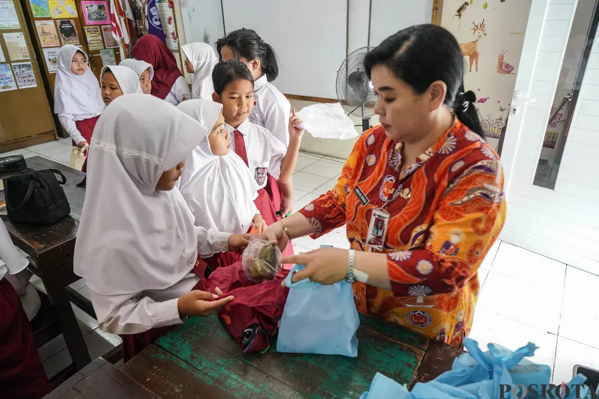 Siswa menunjukkan paket program makan bergizi gratis di SDN Slipi 15, kawasan Palmerah, Jakarta, Kamis, 26 Februari 2026. (Sumber: Poskota/Bilal Nugraha Ginanjar)
