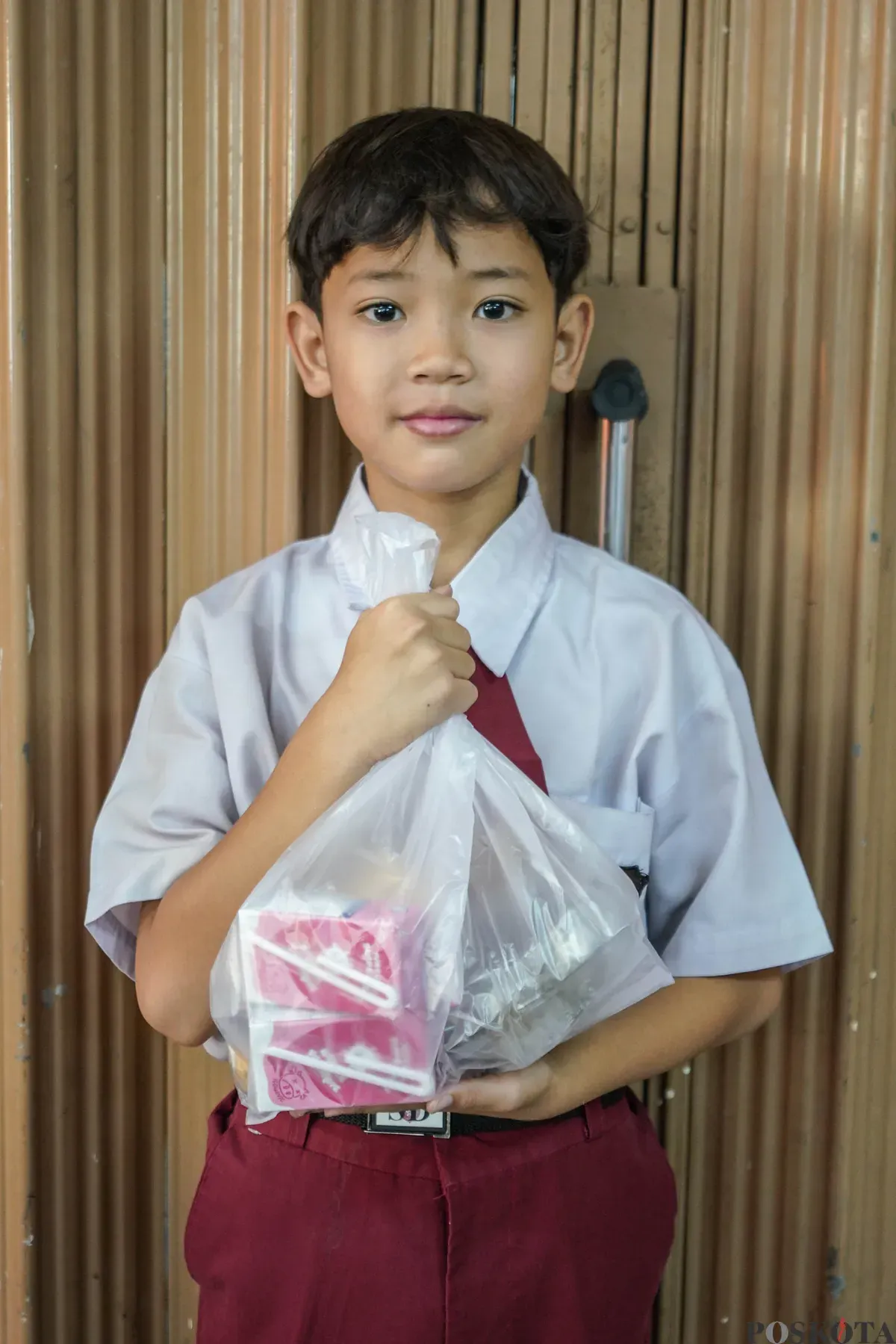Siswa menunjukkan paket program makan bergizi gratis di SDN Slipi 15, kawasan Palmerah, Jakarta, Kamis, 26 Februari 2026. (Sumber: Poskota/Bilal Nugraha Ginanjar)
