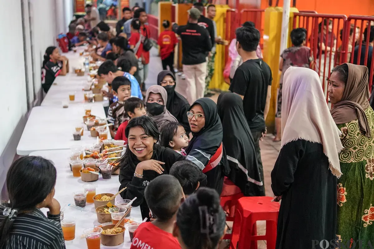 Warga keturunan Tionghoa menyiapkan menu berbuka puasa di Vihara Dharma Bakti, Glodok, Jakarta Barat, Selasa, 24 Februari 2026. (Sumber: Poskota/Bilal Nugraha Ginanjar)