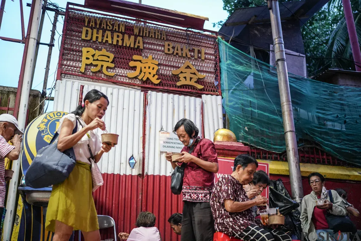Warga keturunan Tionghoa menyiapkan menu berbuka puasa di Vihara Dharma Bakti, Glodok, Jakarta Barat, Selasa, 24 Februari 2026. (Sumber: Poskota/Bilal Nugraha Ginanjar)