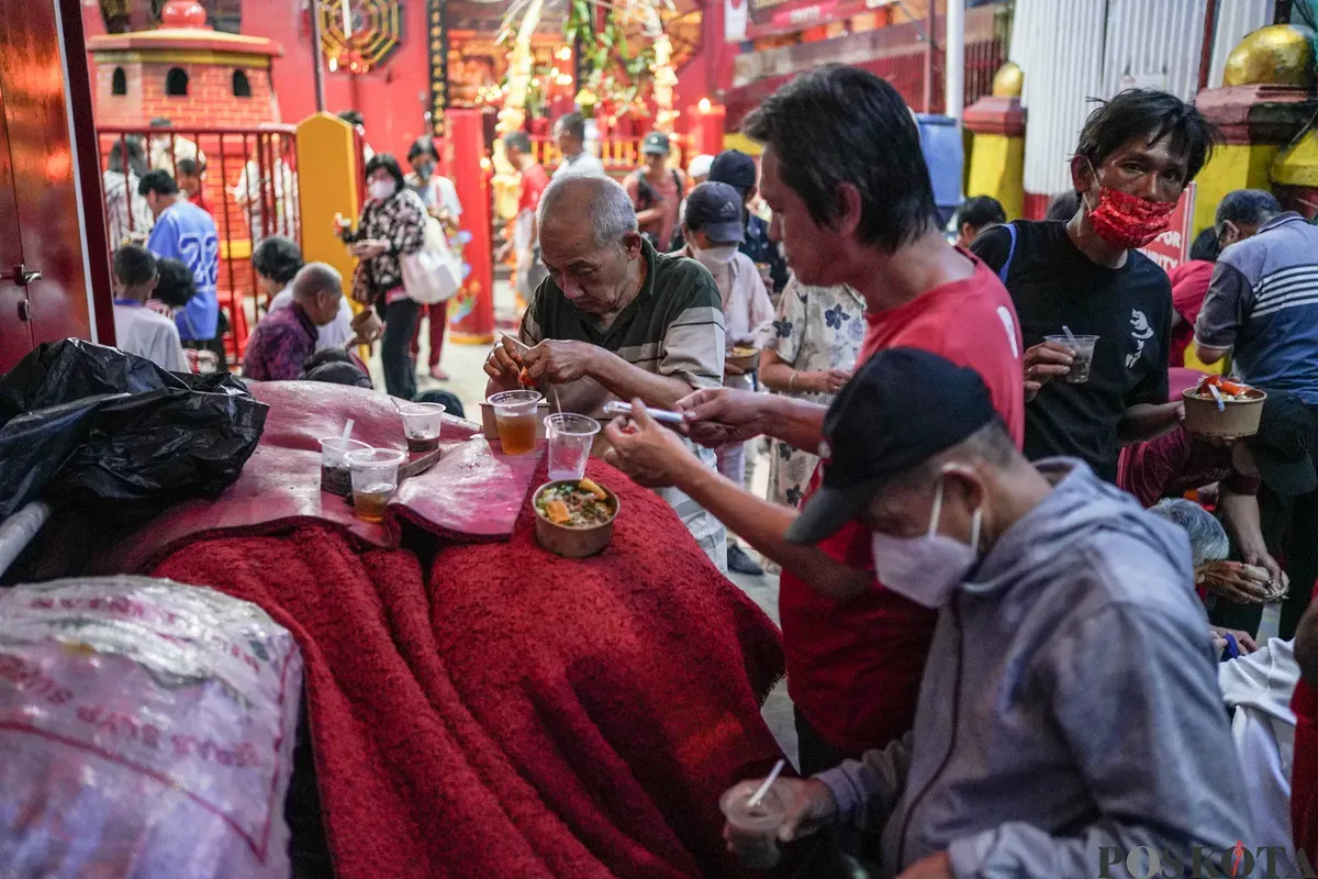 Warga keturunan Tionghoa menyiapkan menu berbuka puasa di Vihara Dharma Bakti, Glodok, Jakarta Barat, Selasa, 24 Februari 2026. (Sumber: Poskota/Bilal Nugraha Ginanjar)