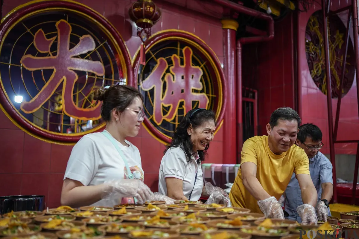 Warga keturunan Tionghoa menyiapkan menu berbuka puasa di Vihara Dharma Bakti, Glodok, Jakarta Barat, Selasa, 24 Februari 2026. (Sumber: Poskota/Bilal Nugraha Ginanjar)