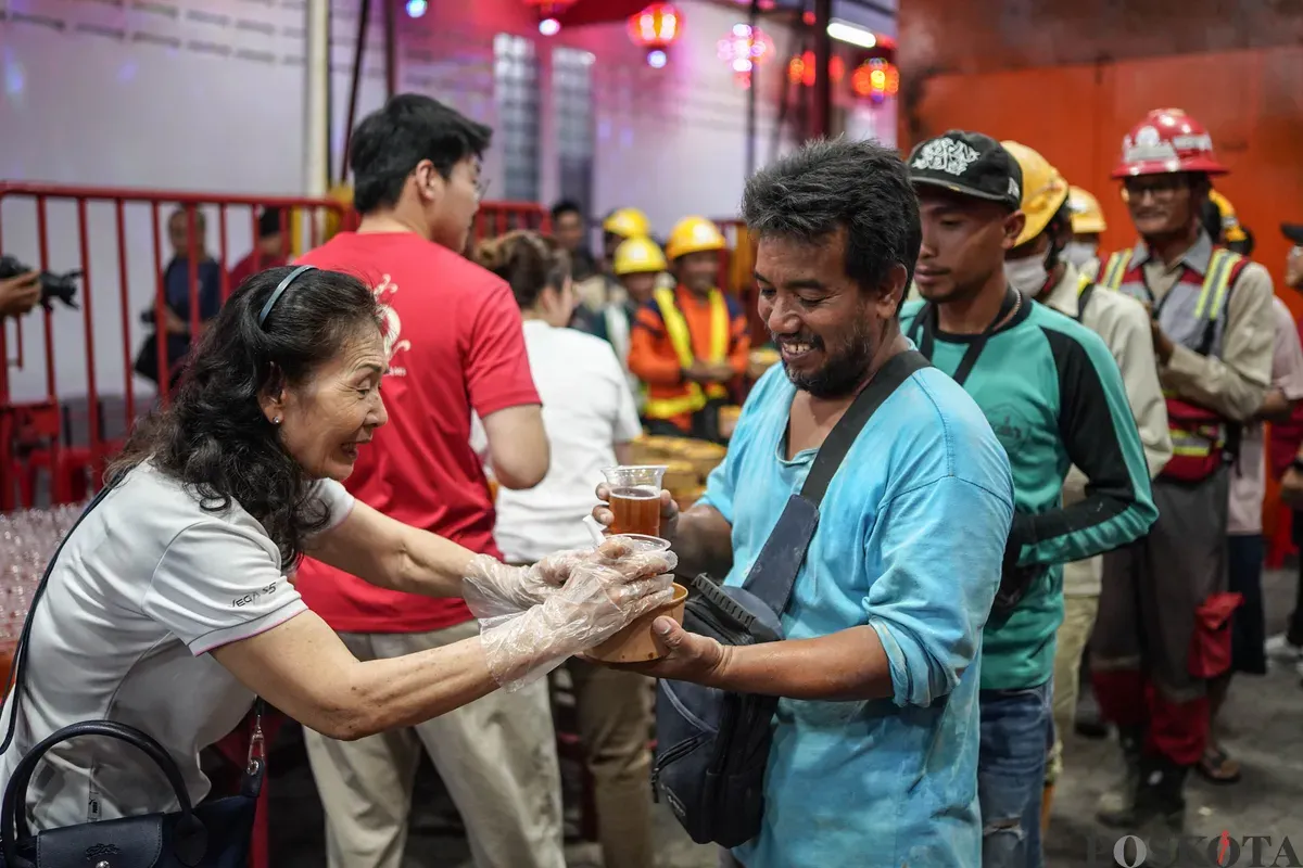 Warga keturunan Tionghoa menyiapkan menu berbuka puasa di Vihara Dharma Bakti, Glodok, Jakarta Barat, Selasa, 24 Februari 2026. (Sumber: Poskota/Bilal Nugraha Ginanjar)