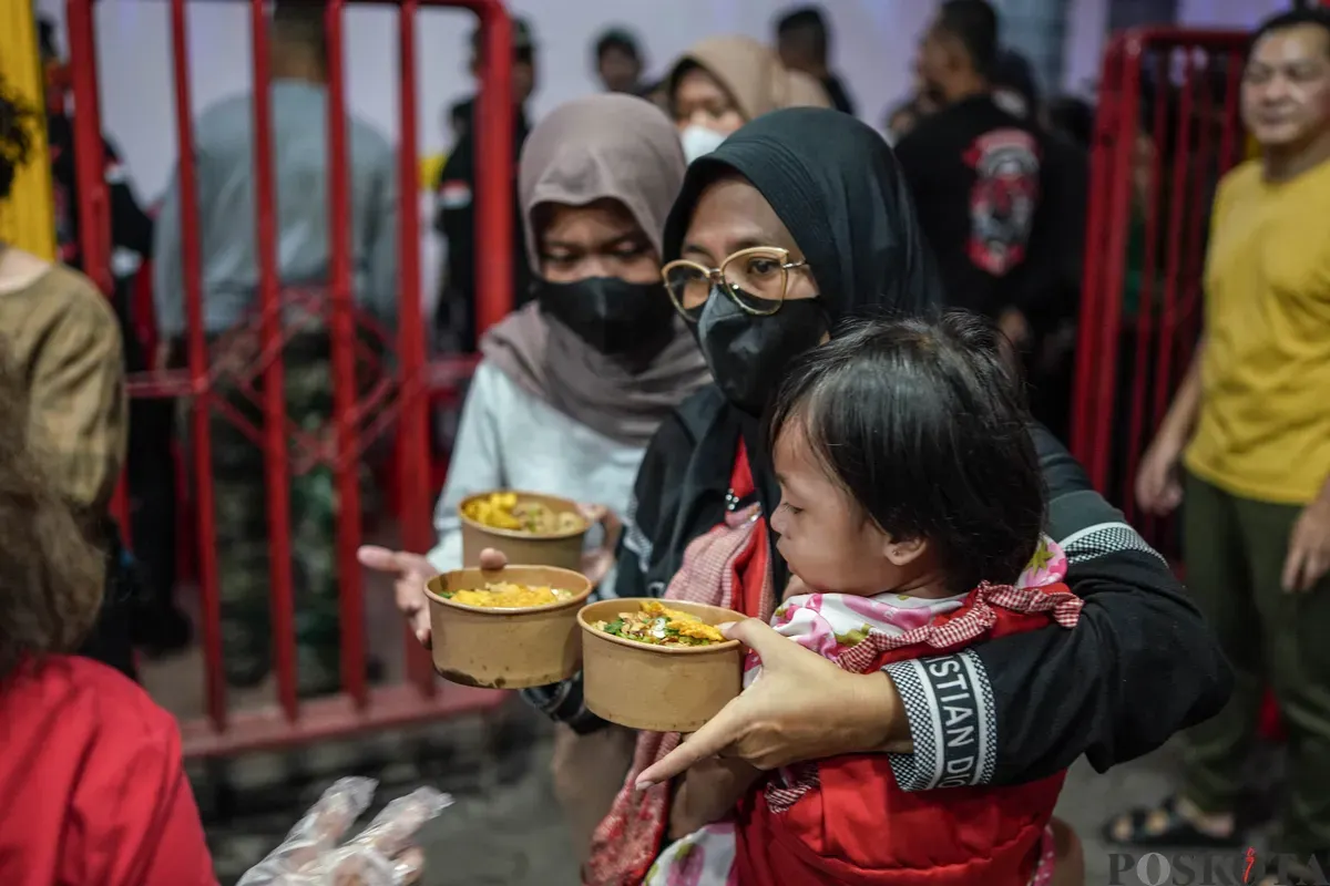 Warga keturunan Tionghoa menyiapkan menu berbuka puasa di Vihara Dharma Bakti, Glodok, Jakarta Barat, Selasa, 24 Februari 2026. (Sumber: Poskota/Bilal Nugraha Ginanjar)