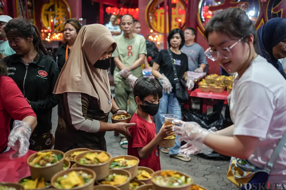 Warga keturunan Tionghoa menyiapkan menu berbuka puasa di Vihara Dharma Bakti, Glodok, Jakarta Barat, Minggu, 24 Februari 2026. (Sumber: Poskota/Bilal Nugraha Ginanjar)