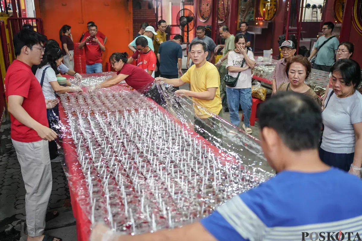 Warga keturunan Tionghoa menyiapkan menu berbuka puasa di Vihara Dharma Bakti, Glodok, Jakarta Barat, Selasa, 24 Februari 2026. (Sumber: Poskota/Bilal Nugraha Ginanjar)