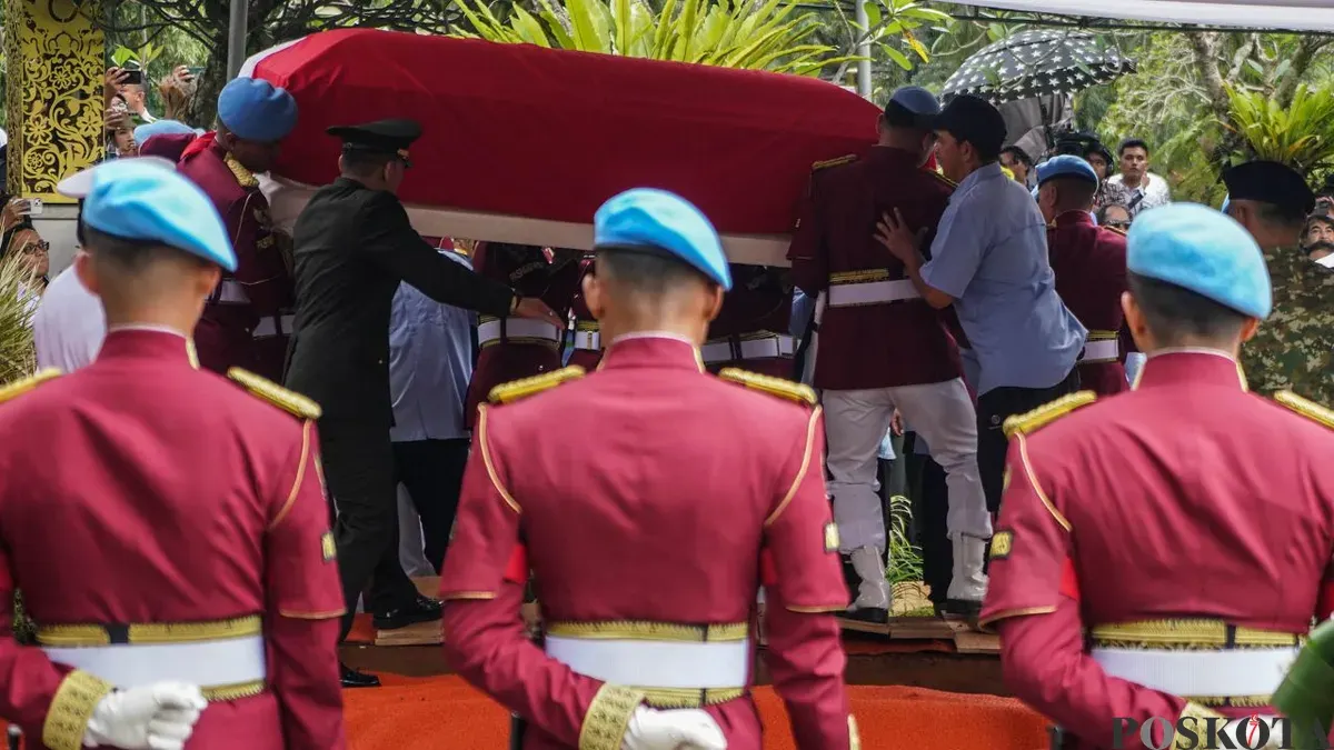 Prosesi pemakaman jenazah Wakil Presiden ke-6 RI, Try Sutrisno di Taman Makam Pahlawan Kalibata, Pancoran, Jakarta Selatan, Senin, 2 Maret 2026. (Sumber: Poskota/Bilal Nugraha Ginanjar)