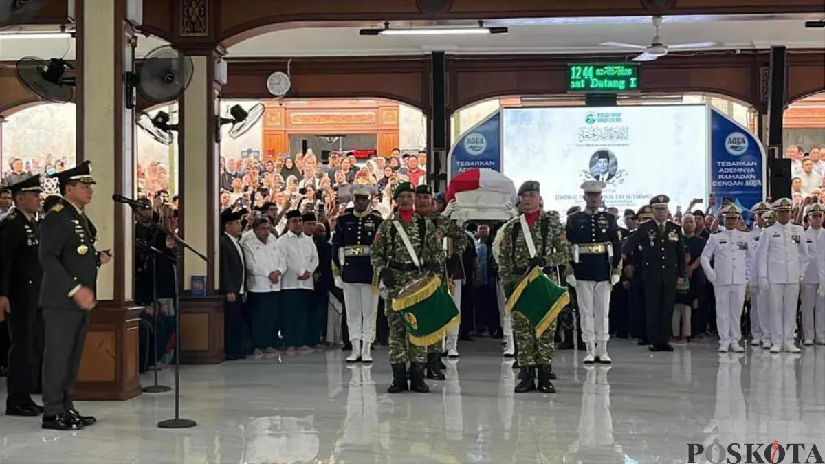 Jenazah Wakil Presiden Republik Indonesia ke-6 Try Sutrisno tiba di Masjid Agung Sunda Kelapa, Jakarta Pusat, sebelum mendiang dimakamkan di Tempat Makam Pahlawan (TMP) Kalibata, Jakarta Selatan, Senin, 2 Maret 2026. (Sumber: Poskota/Ali Mansur)