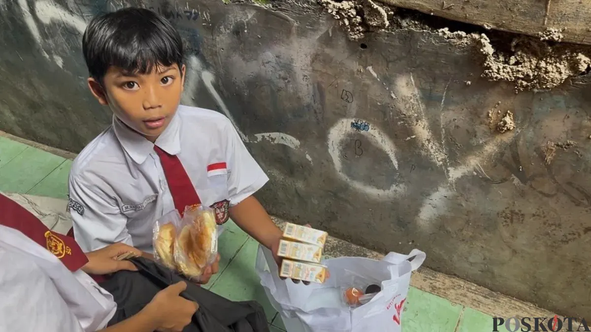 Siswa SDN 15 Slipi, Palmerah, Jakarta Barat menerima menu paket MBG selama bulan puasa mulai dari susu hingga roti, Senin, 2 Maret 2026. (Sumber: Poskota/Pandi Ramedhan)