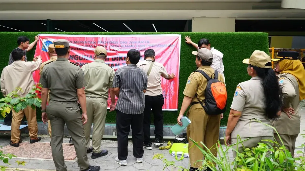 Pemkot Jakarta Barat menyegel tempat olahraga padel tidak dilengkapi izin resmi di kawasan Kembangan, Jakarta Barat, Senin, 2 Maret 2026. (Sumber: Dok. Kominfo)