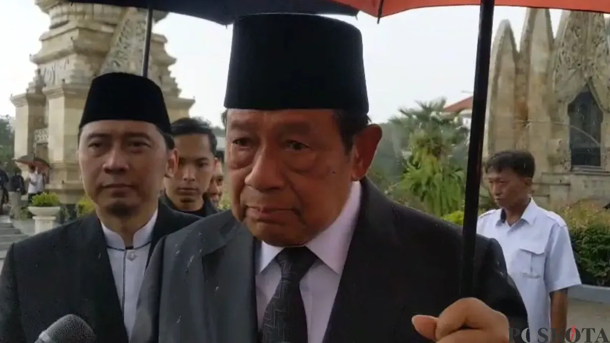Presiden ke-6 RI Susilo Bambang Yudhoyono saat ditemui di Taman Makam Pahlawan (TMP) Kalibata, Jakarta Selatan, Senin, 2 Maret 2026. (Sumber: Poskota/Ali Mansur)