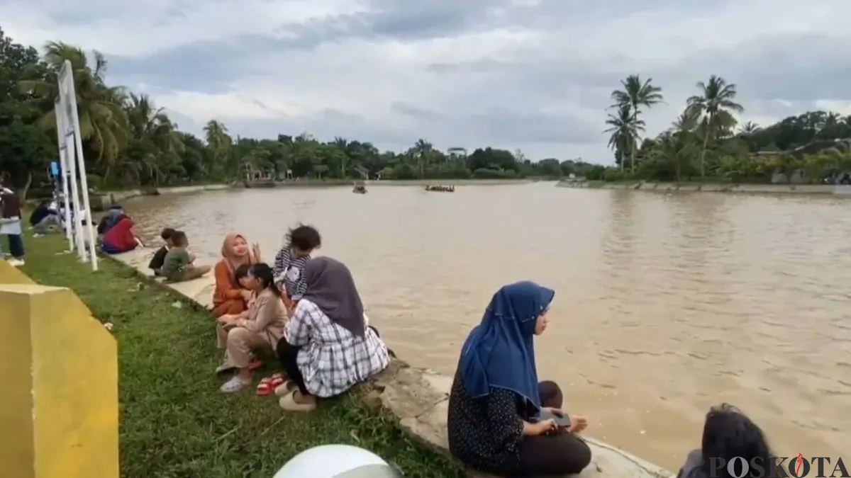 Warga ngabuburit di kawasan Situ Cilembun di Desa Selaraja, Kecamatan Warunggunung, Kabupaten Lebak. (Sumber: Poskota/Samsul Fatoni)