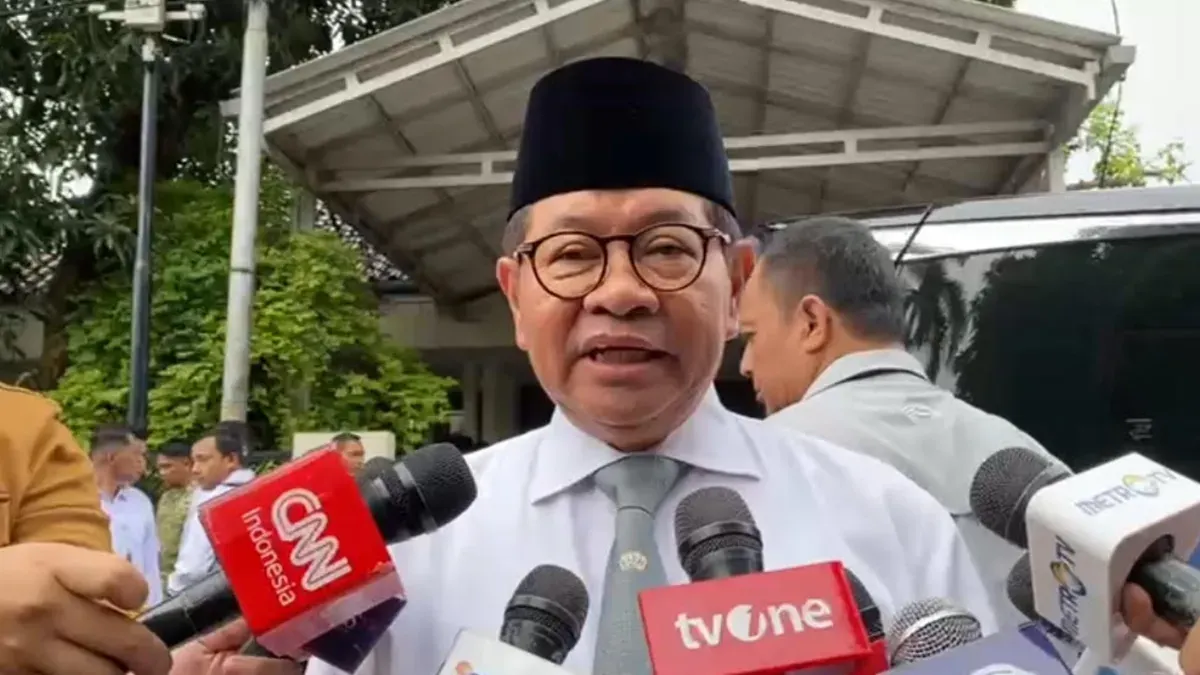 Gubernur DKI Jakarta, Pramono Anung di rumah duka Wakil Presiden keenam Republik Indonesia Try Sutrisno, Menteng, Jakarta Pusat, Senin, 2 Maret 2026. (Sumber: Poskota/M. Tegar Jihad)