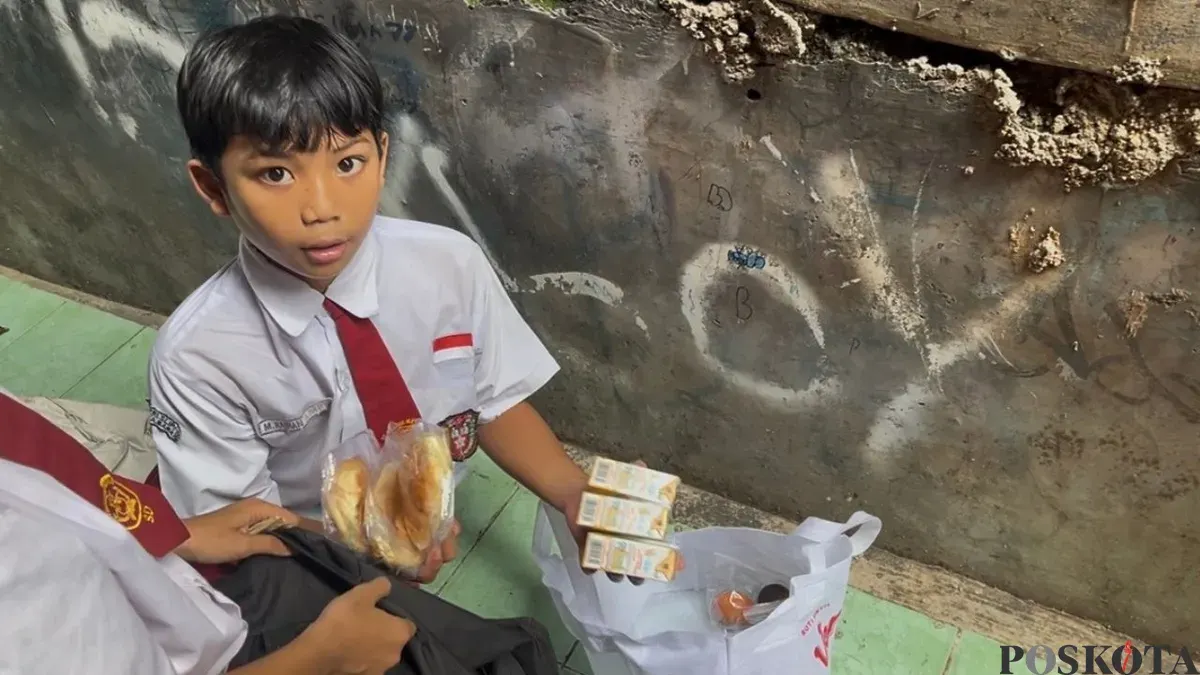 Siswa SDN 15 Slipi, Palmerah, Jakarta Barat, menerima menu paket MBG selama bulan puasa mulai dari susu hingga roti, Senin, 2 Maret 2026. (Sumber: Poskota/Pandi Ramedhan)