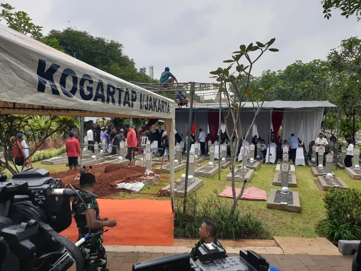 Suasana prosesi pemakaman kenegaraan Try Sutrisno di TMP Kalibata, Senin (2/3/2026). (Sumber: Poskota/Bilal)