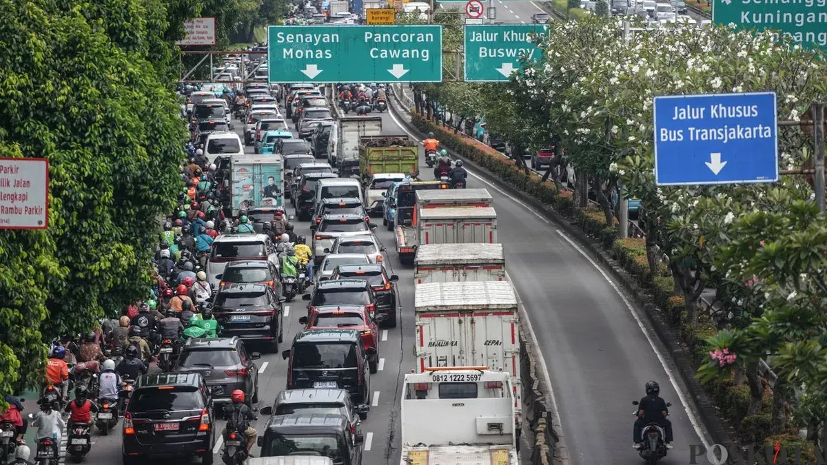 Sejumlah pengendara terjebak kemacetan saat jam pulang kerja saat Ramadhan di Jalan Jendral Sudirman, Jakarta Selatan, Selasa, 3 Maret 2026. (Sumber: Poskota/Bilal Nugraha Ginanjar)