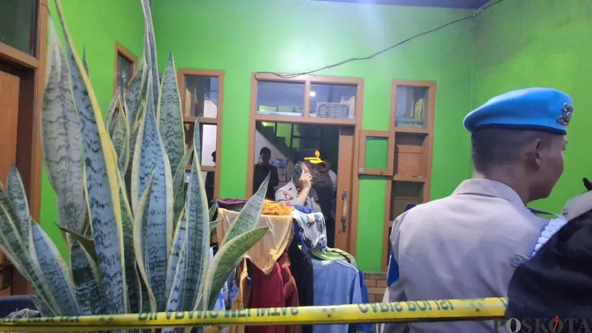 Rumah ditemukan anak berusia 11 tahun tewas bersimbah darah di Cipatat, Kabupaten Bandung Barat, Selasa 3 Maret 2026. (Sumber: Poskota/Gatot Poedji Utomo)