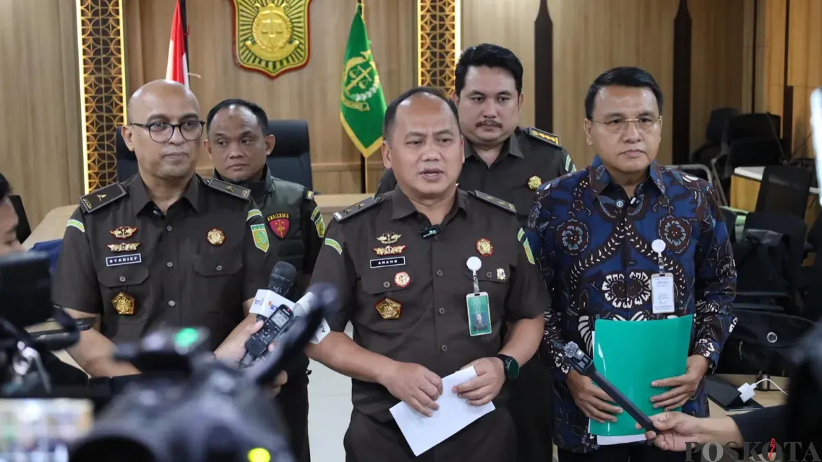 Kepala Pusat Penerangan Hukum Kejaksaan Agung, Anang Supriatna (tengah) di Kantor Kejaksaan Agung (Kejagung). (Sumber: Poskota/ Ali Mansur)