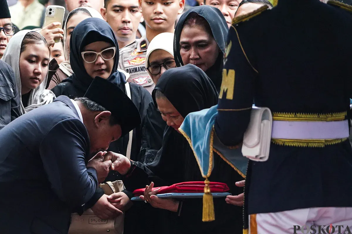 Presiden Prabowo Subianto memimpin upacara pemakaman Wakil Presiden ke-6 RI, Try Sutrisno, di Taman Makam Pahlawan Kalibata, Senin, Maret 2026. (Sumber: Poskota/Bilal Nugraha Ginanjar)
