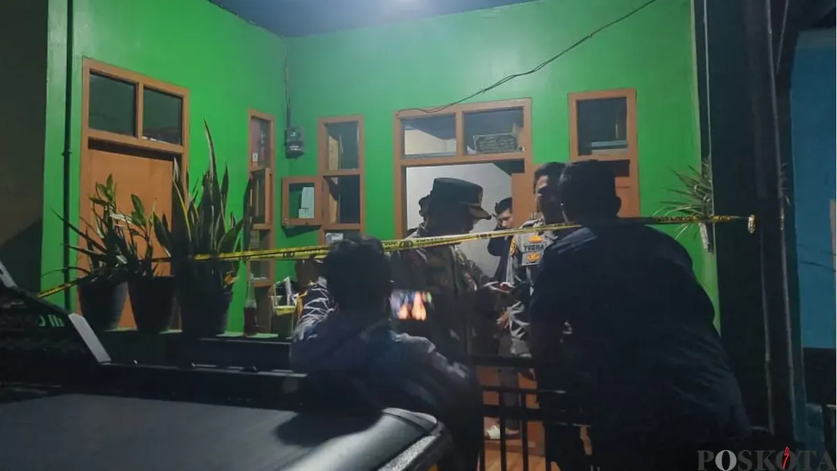 Polisi masih melakukan pengamanan ketat di kediaman korban, Kampung Warung Tiwu, RT 02/RW 16, Desa Cipatat, Kecamatan Cipatat, Kabupaten Bandung Barat, Selasa 3 Maret 2026. (Sumber: Poskota/Gatot Poedji Utomo)