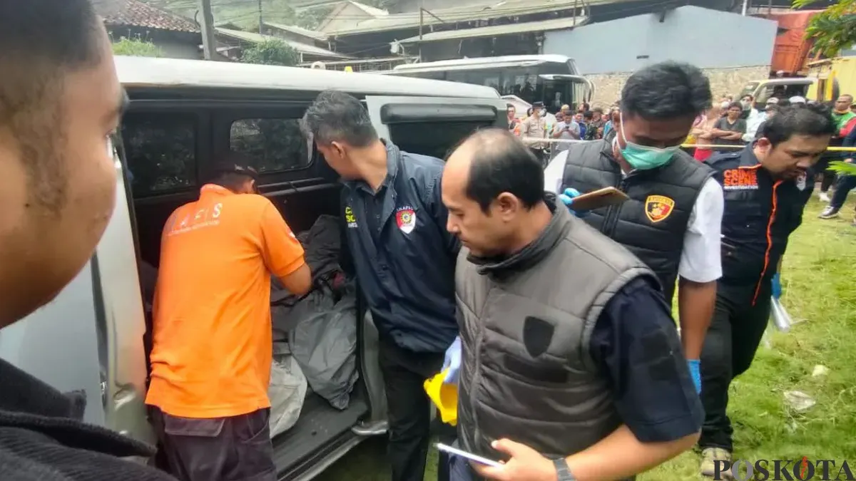Evakuasi WNA tewas di Kampung Pamuncatan, Desa Ciburuy, Kecamatan Padalarang, Kabupaten Bandung Barat, Selasa, 3 Maret 2026. (Sumber: Poskota/Gatot Poedji Utomo)