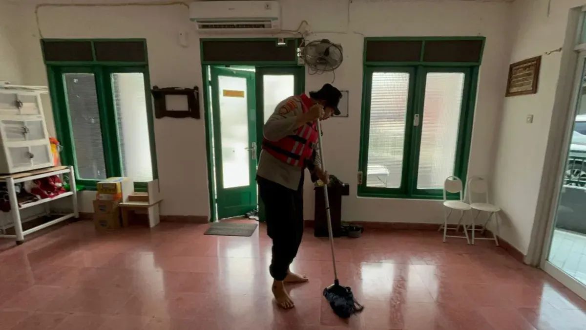 Personel Polda Metro Jaya sedang membersihkan sebuah Mushola di Petogogan, Kebayoran Baru, Jakarta Selatan. (Sumber: Dok. Polda Metro Jaya)