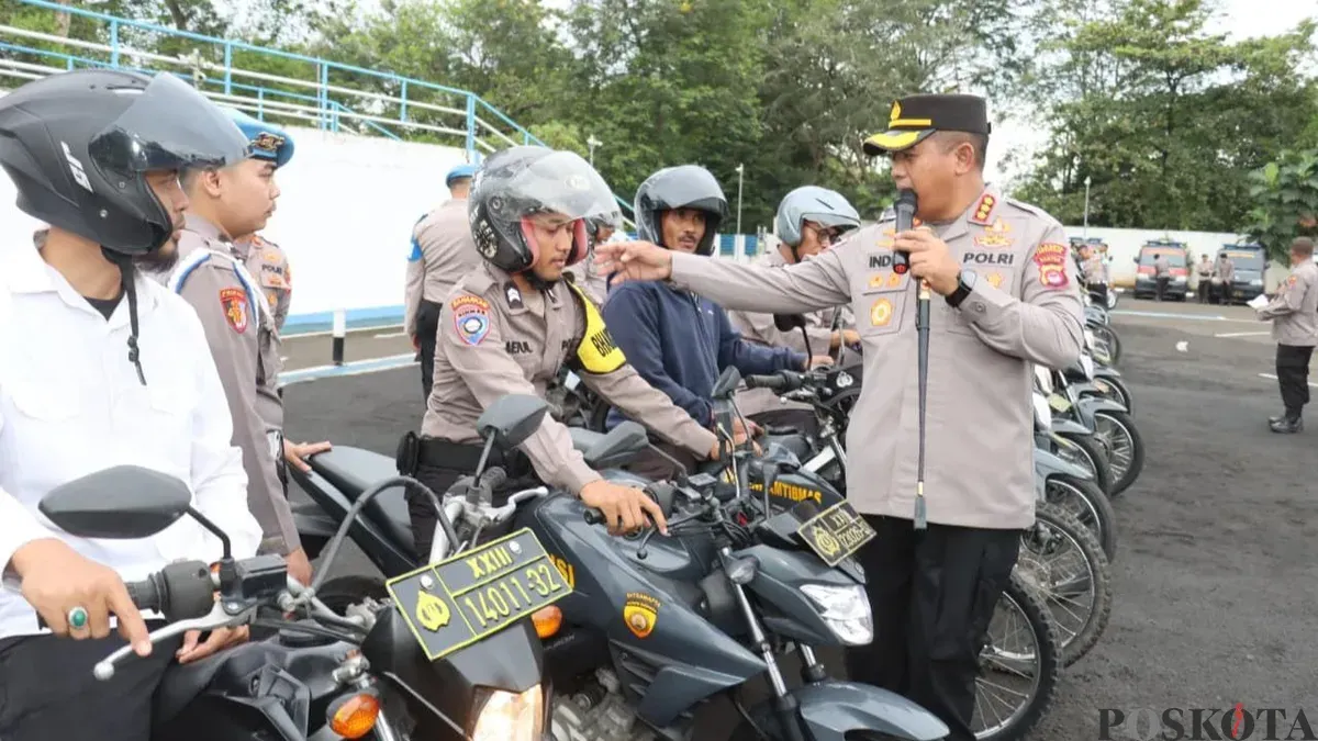 Kapolresta Tangerang, Kombes Pol Andi Muhammad Indra Waspada Amirullah saat melakukan pengecekan kendaraan. (Sumber: Poskota/Veronica Prasetio)