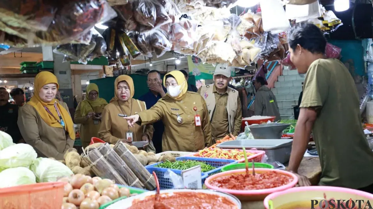 Wakil Bupati Tangerang, Intan Nurul Hikmah saat melakukan monitoring stok dan harga komoditi di Pasar Kelapa Dua. (Sumber: Poskota/Veronica Prasetio)