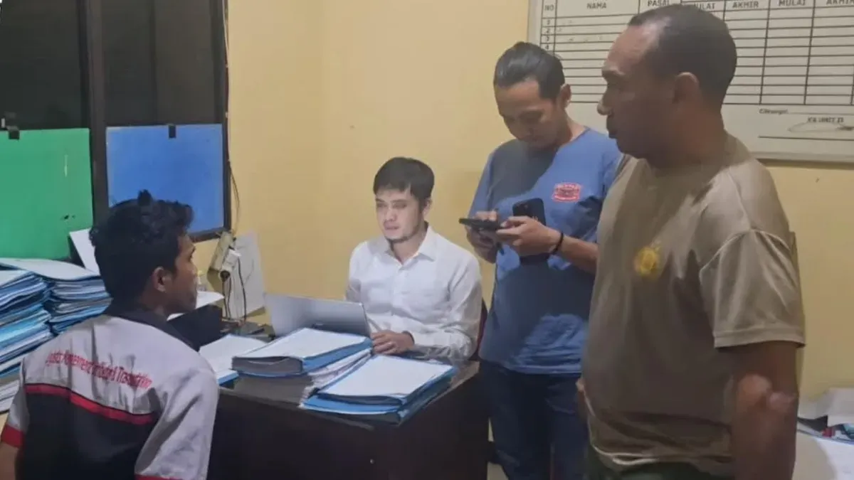 Polisi memeriksa D yang menggelapkan ratusan karton susu dengan dalih kena begal. (Sumber: Dok. Polsek Cileungsi)