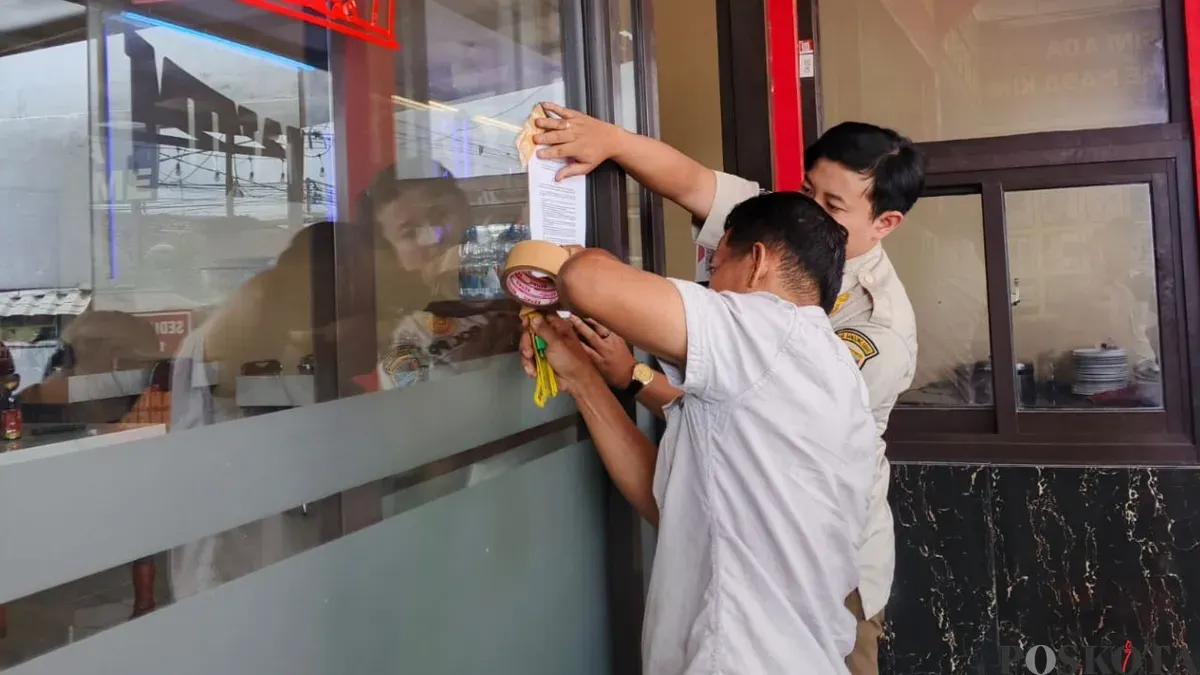 Petugas Satpol PP Kabupaten Bandung Barat menertibkan tempat makan yang beoperasi selama Ramadhan. (Sumber: Poskota/Gatot Poedji Utomo)