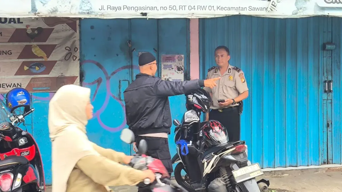 Petugas mengecek tempat aksi eksibisionis di Jalan Raya Pengasinan, RT 04/RW 01, Kelurahan Pengasinan, Kecamatan Sawangan, Kota Depok. (Sumber: Dok. Polsek Bojongsari)