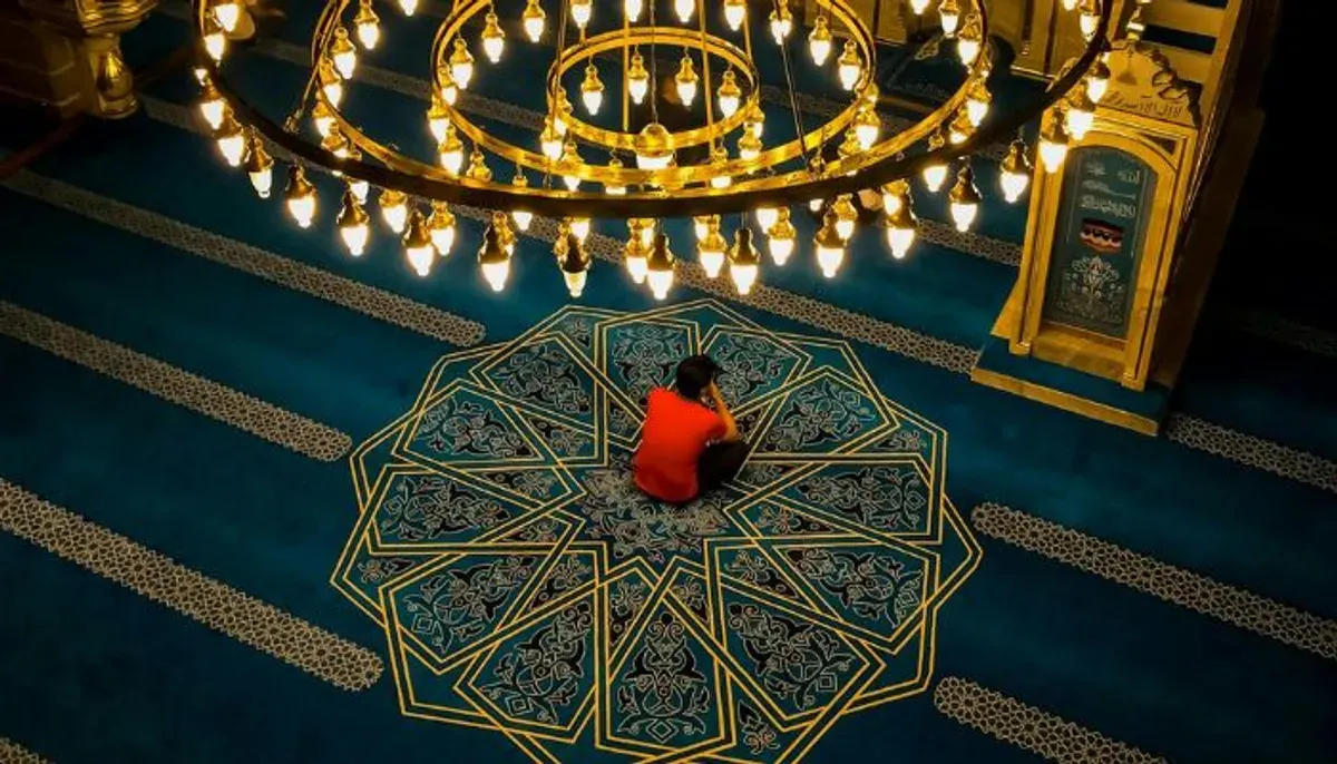 Ilustrasi. Mengapa malam Lailatul Qadar dirahasiakan? Para ulama menjelaskan hikmah besar di balik kerahasiaan malam tersebut. (Sumber: Pexels/Ayna)