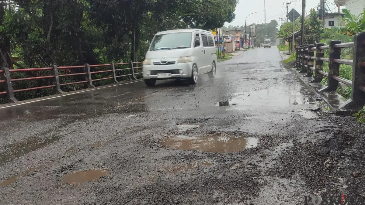 Jalan nasional di Pandeglang, yang belum lama diperbaiki sekarang terlihat berlubang lagi. (Sumber: Poskota/Samsul Fatoni)