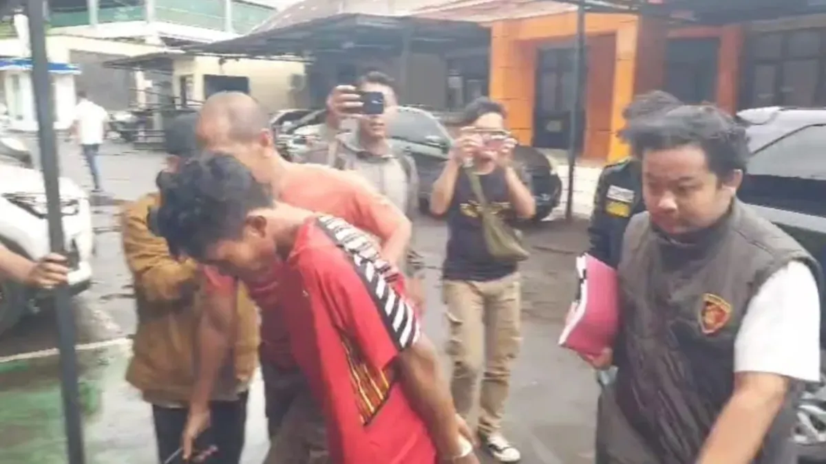Polisi amankan pelaku pembunuhan terhadap bocah 12 tahun. Pelaku kini sudah diamankan di Polres Cimahi. (Sumber: Poskota/Gatot Poedji Utomo)