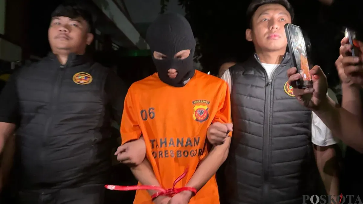 Pelaku pembunuhan pasutri asal Pakistan digiring polisi di ke Mapolres Bogor, Selasa, 3 Maret 2026. (Sumber: Poskota/Giffar RIvana)