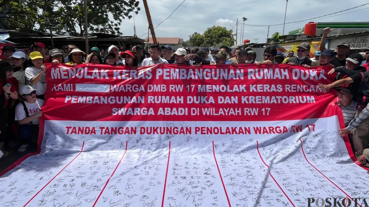 Unjuk rasa warga di Perumahan Citra, Kalideres, Jakarta Barat, menolak pembangunan rumah duka dan krematorium, Sabtu, 28 Februari 2026. (Sumber: Poskota/Pandi Ramedhan)