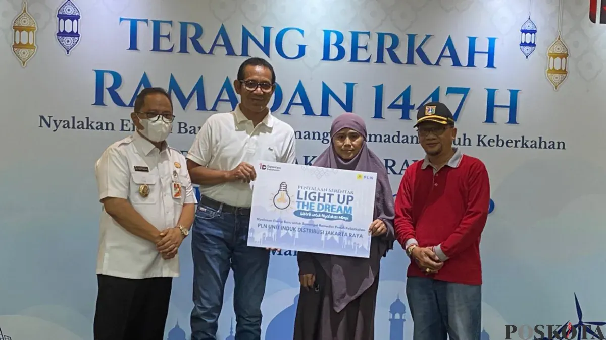 General Manager PLN UID Jakarta Raya, Moch. Andy Adchaminoerdin bersama Wakil Wali Kota Jakarta Selatan, Ali Murtadho, secara simbolis memberikan bantuan penyambungan listrik kepada salah satu warga. (Sumber: Poskota/Guruh Nara Persada)